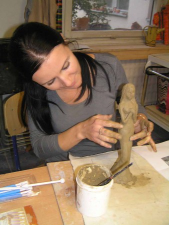 pri tvorbe hlinenej sochy